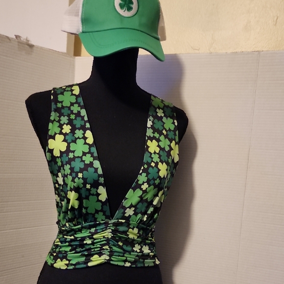 Green Clover Print Top - Picture 2 of 8